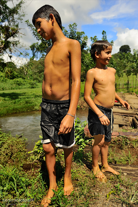 crr0173v  Nikon D3  Nikon 24/70 f/2.8  1/3200 sec  f/5  ISO 400  Fotografia reportage costa rica materiale Nikon Simone Tossani