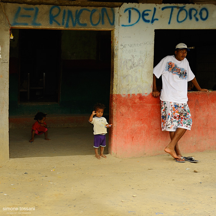 ecr0005q Nikon D700 Nikon 24/70 f/2.8 1/1000 sec f/3.2 ISO 320 Fotografia reportage ecuador materiale Nikon Simone Tossani