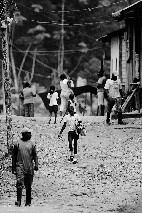 ecr0091v Nikon D3 Nikon 600 VR f/4 1/400 sec f/7.1 ISO 1250 Fotografia reportage ecuador materiale Nikon Simone Tossani